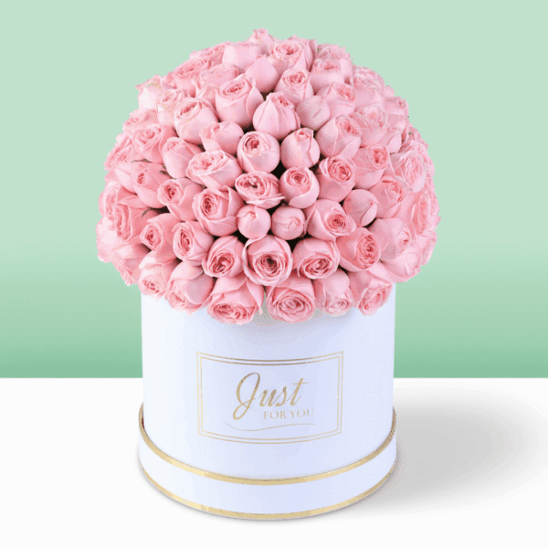 White round box filled with neatly arranged pink roses with a Mother’s Day topper placed on top, premium floral gift arrangement for Mom